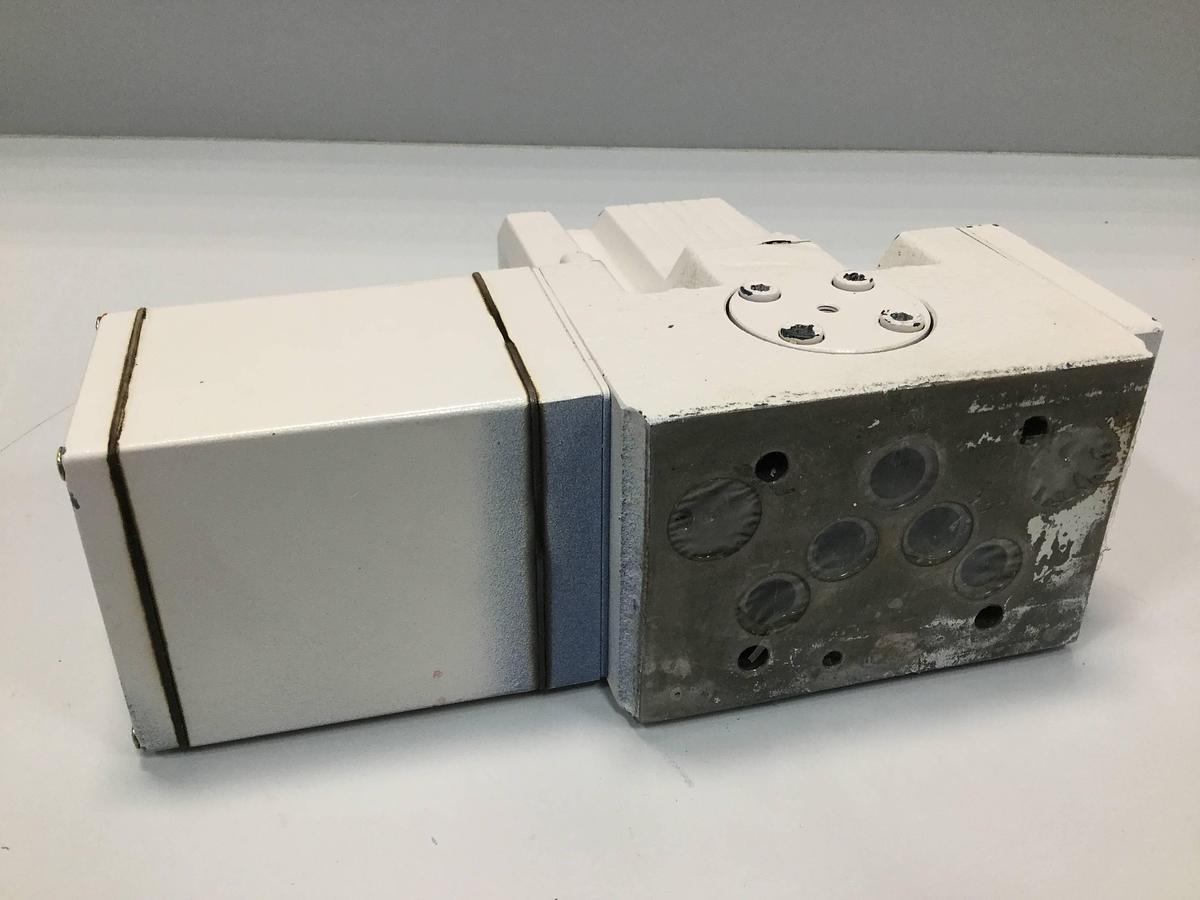 Used MOOG D661-5009 SERVO JET HYDRAULIC VALVE USED 