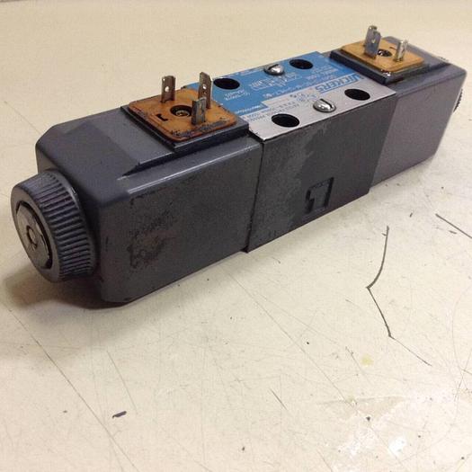 Used VICKERS Directional Valve DG4V-3-6C-M-U-HL7-60 Used