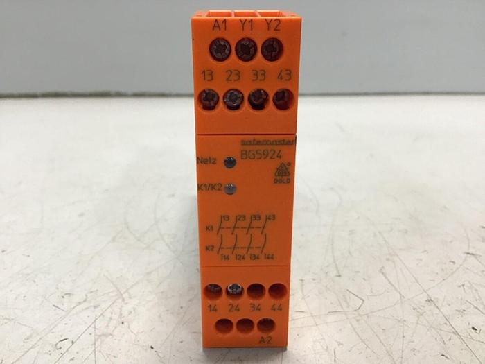 Used SAFEMASTER Safety Relay BG5924.04 #131273