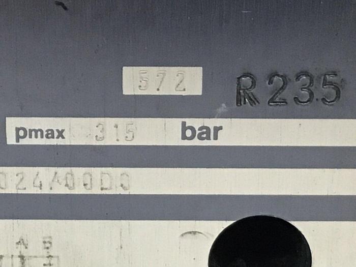 Used BOSCH Hydraulic Valve 0 810 001 825 #128954