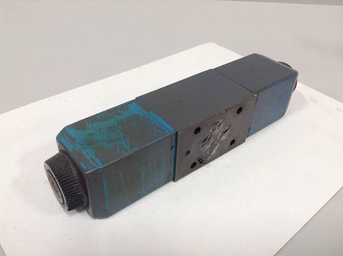 Used VICKERS Directional Valve DG4V-3-6C-M-U-HL7-60 Used