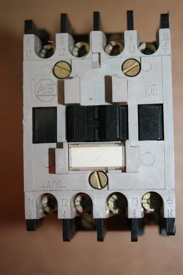 Used ALLEN BRADLEY Contactor 100-A09ND3 SER B Used