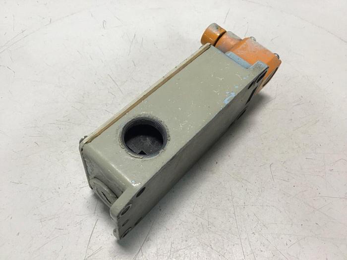 Used SIEMENS Limit Switch 3SE3 404-1G #121612