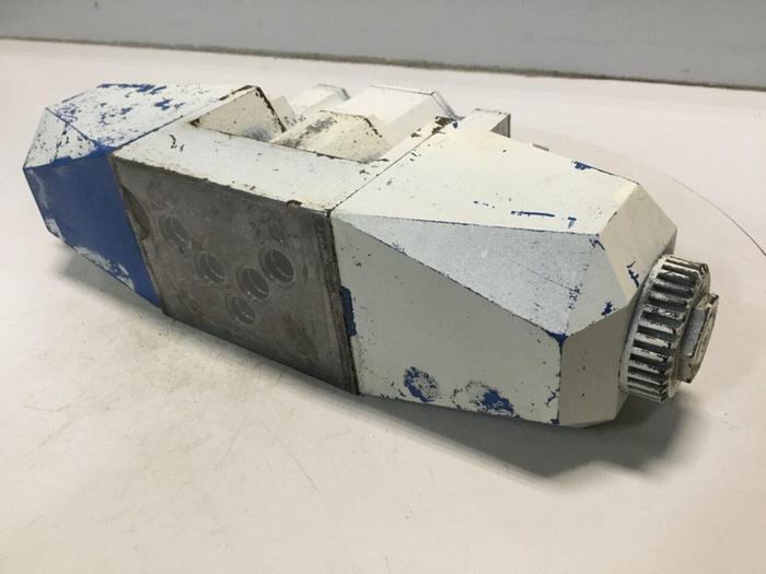 Used VICKERS Directional Control Valve DG4V-5-2C-M-P7L-H-6-30 #102644