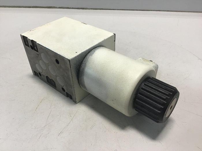 Used BOSCH Hydraulic Valve 0 810 001 825 Used