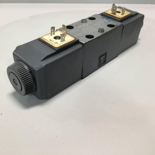 Used VICKERS Directional Valve DG4V-3-6C-M-U-HL7-60 Used