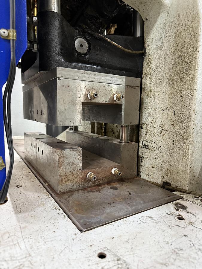 Used 2006 DEMAG NEWBURY 30 Ton Vertical Injection Molding Machine 30VTCS5 USED