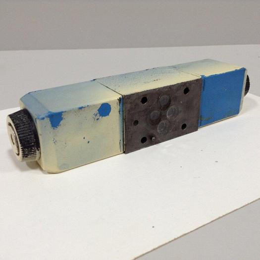 Used VICKERS Directional Valve DG4V-3-6C-M-U-HL7-60 Used