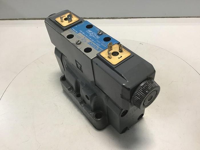 Used VICKERS Solenoid Directional Valve DG4V-3-6C-M-U-HL7-60-B13 Used