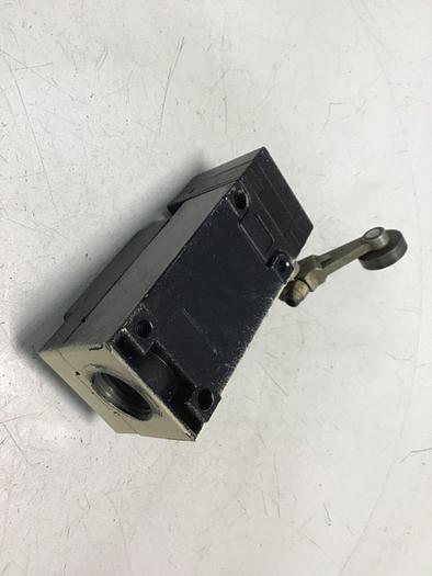 Used SQUARE D Limit Switch 9007-AEQ2724 #122135