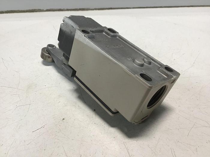 Used OMRON Limit Switch D4B-2115N-R #121511
