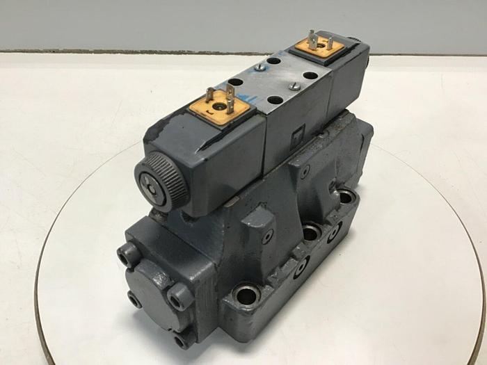 Used VICKERS Solenoid Directional Valve DG4V-3-6C-M-U-HL7-60-B13 Used