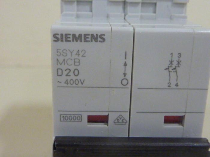Used SIEMENS 20 Amp Circuit Breaker 5SY4220-8 #46940
