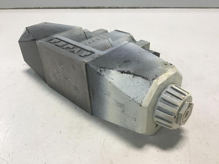 Used VICKERS Valve DG4V-5-2C-M-P71-H-7-40 #137723