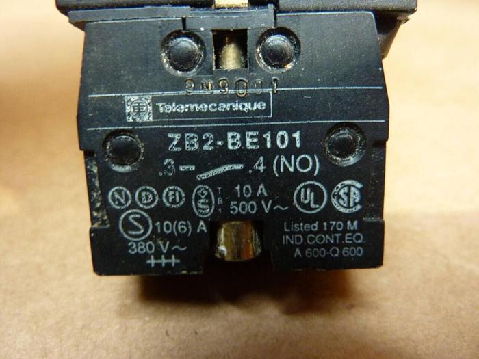 Used ALLEN BRADLEY Push Button PB220 GREEN #38220