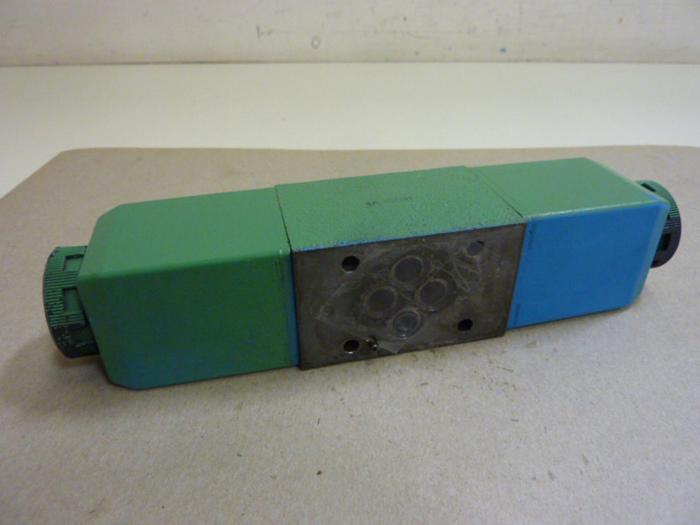 Used VICKERS Directional Valve DG4V-3-6C-M-U-HL7-60 Used