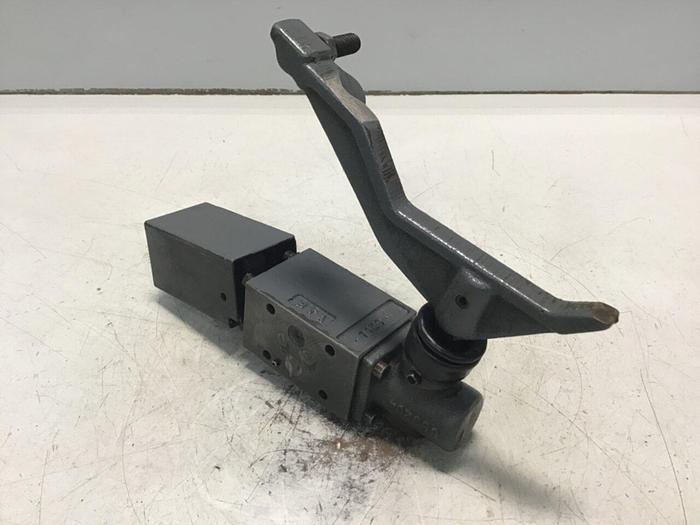 Used PARKER Directional Control Valve D1VMR4HN1075XB038 USED