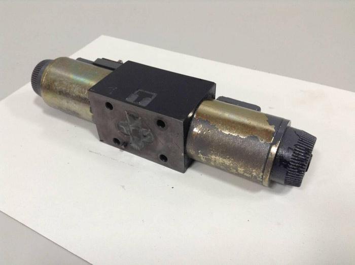 Used VICKERS Solenoid Valve DG4V-3S-6C-M-U-HL7-60-EN490 Used