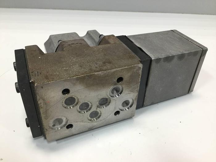 Used MOOG Servo Valve J661-040A Used