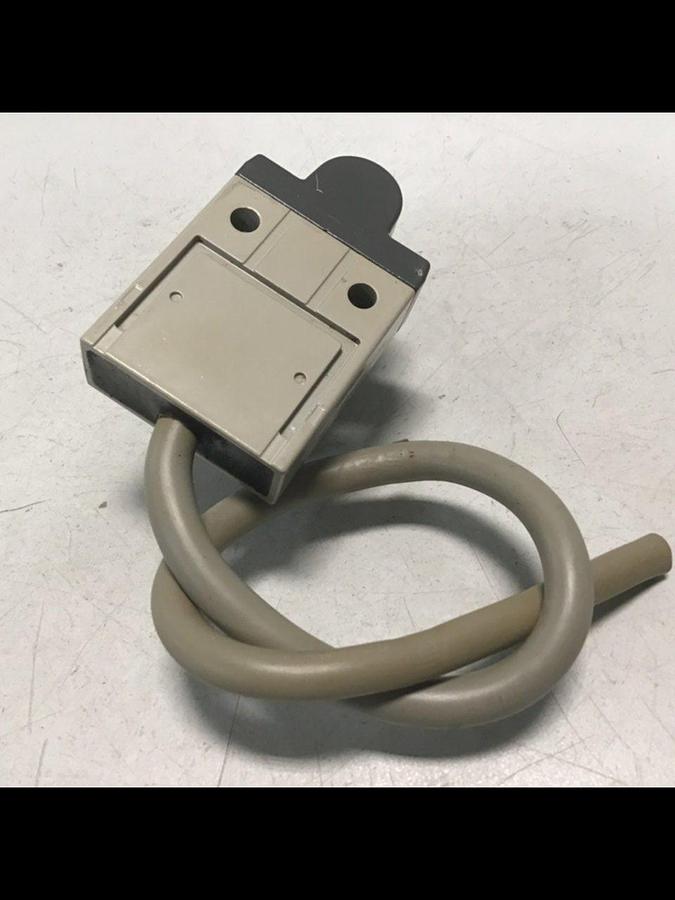 Used OMRON Limit Switch D4C-9033 USED