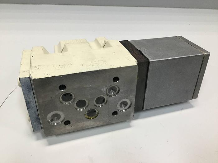 Used MOOG Servo Valve J661-040A Used