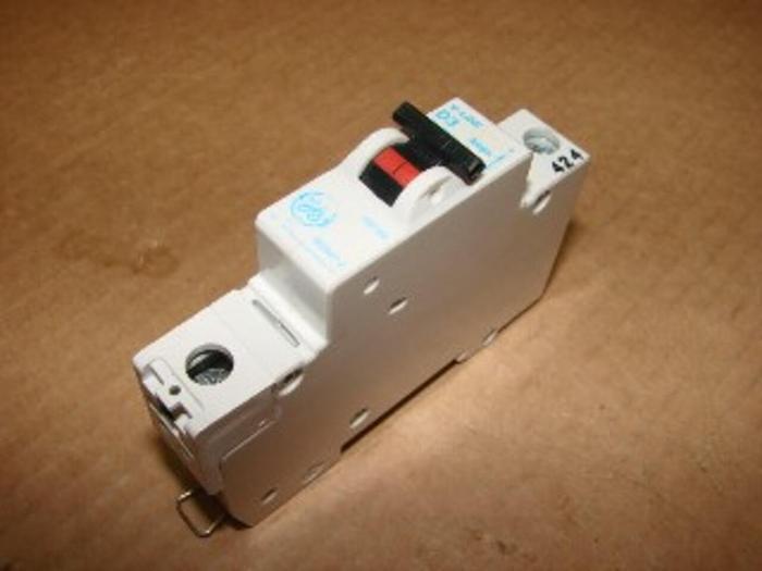Used GENERAL ELECTRIC / GE 3 Amp Circuit Breaker V37103 #21277