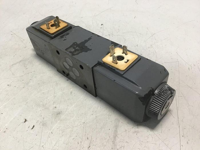 Used VICKERS Directional Valve DG4V-3-6C-M-U-HL7-60 Used