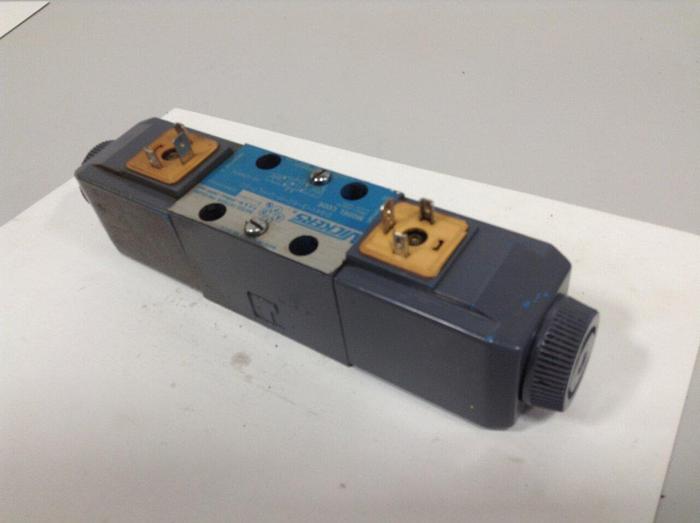 Used VICKERS Directional Valve DG4V-3-6C-M-U-HL7-60 Used