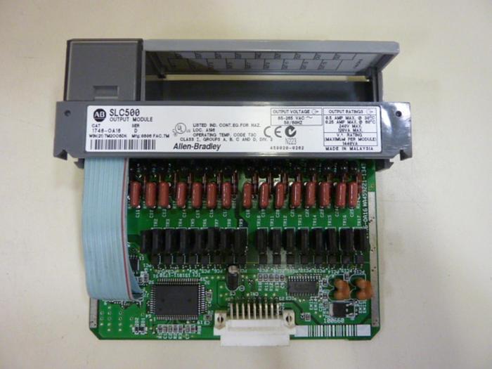 Used ALLEN BRADLEY Output Module 1746-OA16 SER D #59102