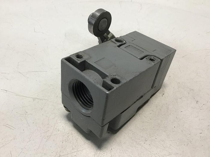Used SQUARE D Limit Switch 9007-C52B2 #121708