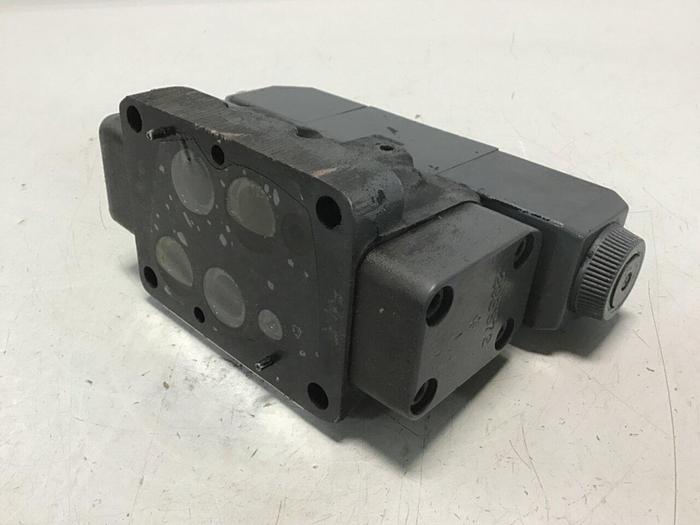 Used VICKERS Solenoid Directional Valve DG4V-3-6C-M-U-HL7-60-B13 Used