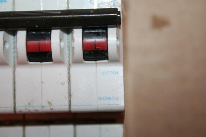 Used GENERAL ELECTRIC / GE 4 Amp Circuit Breaker V07304 #10125