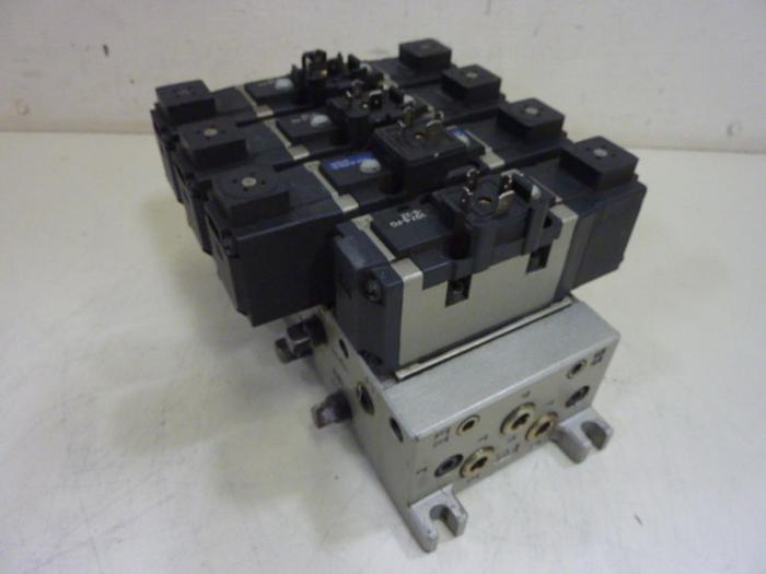 Used SMC Control Block w/ Valves VS7-6-FG-S-3Z #60105