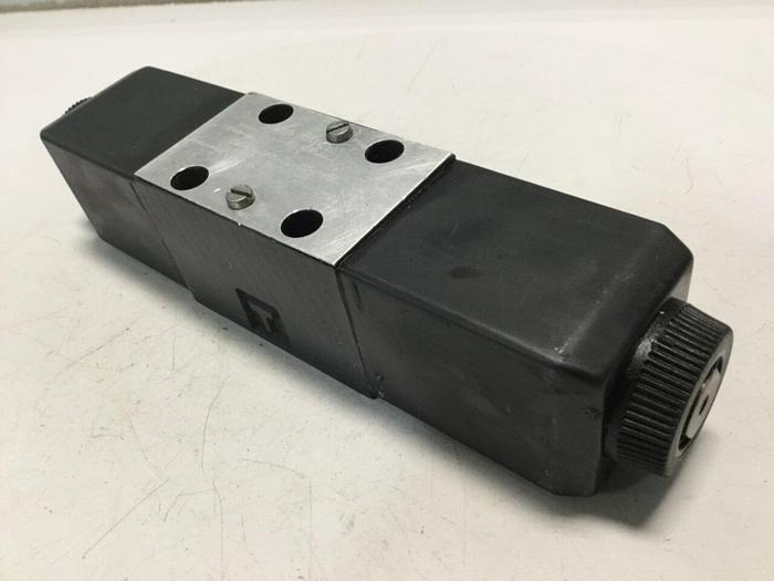 Used VICKERS Valve DG4V-3S-2C-M-U-H5-60 #110507
