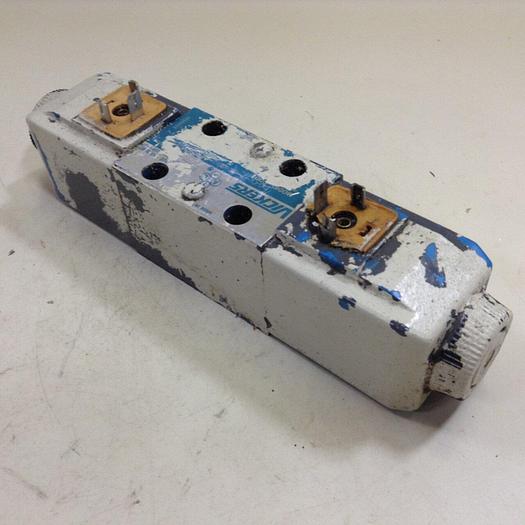 Used VICKERS Directional Valve DG4V-3-6C-M-U-HL7-60 Used