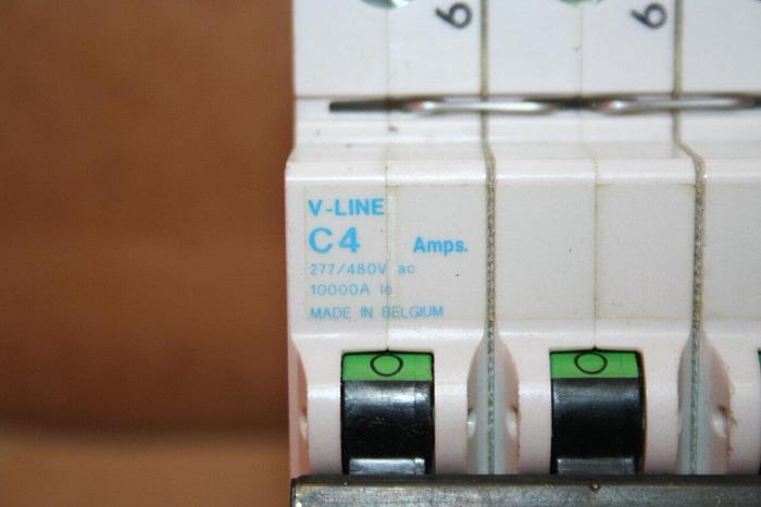 Used GENERAL ELECTRIC / GE 4 Amp Circuit Breaker V07304 #10125