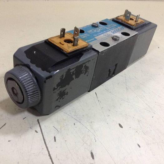 Used VICKERS Directional Valve DG4V-3-6C-M-U-HL7-60 Used