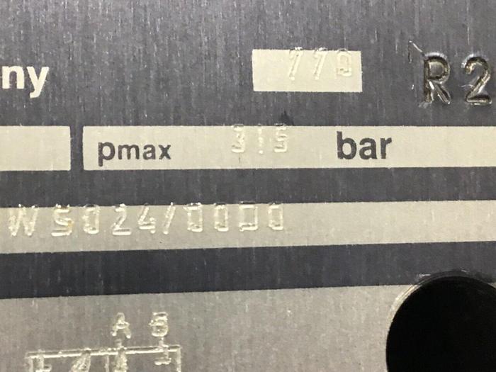 Used BOSCH Hydraulic Valve 0 810 001 825 Used