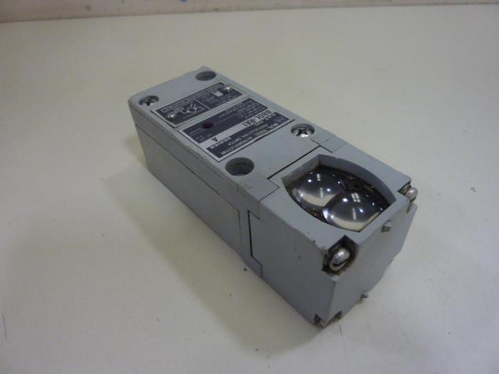 Used ALLEN BRADLEY Retroreflective Photoelectric Switch 880L-RA1 SER A #65239