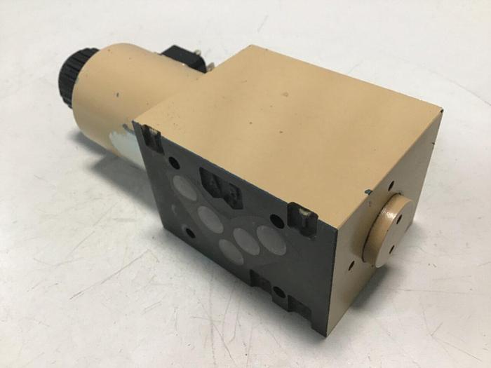 Used BOSCH Hydraulic Valve 0 810 001 825 Used