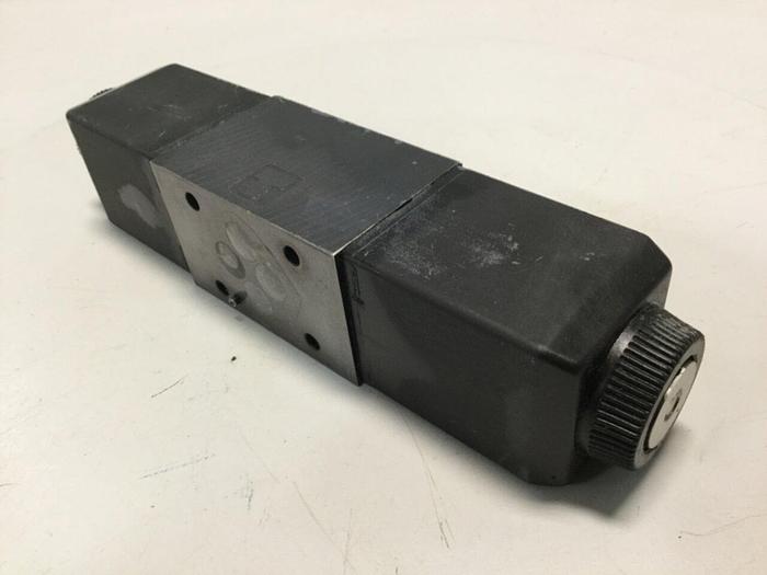 Used VICKERS Directional Valve DG4V-3-6C-M-U-HL7-60 Used