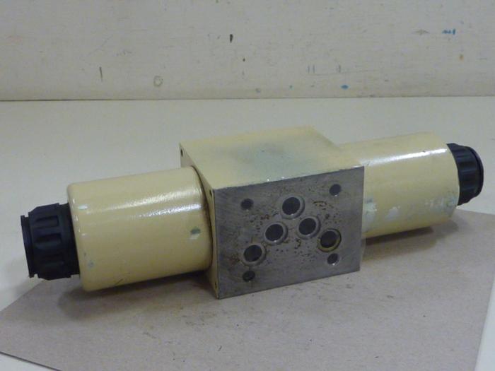 Used MANNESMANN REXROTH Hydraulic Valve 4WE10J32CG24N9K4 #58928