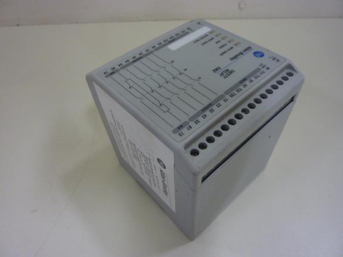 Used ALLEN BRADLEY Safety Relay 700-ZBR520AZ1 SER A #48333