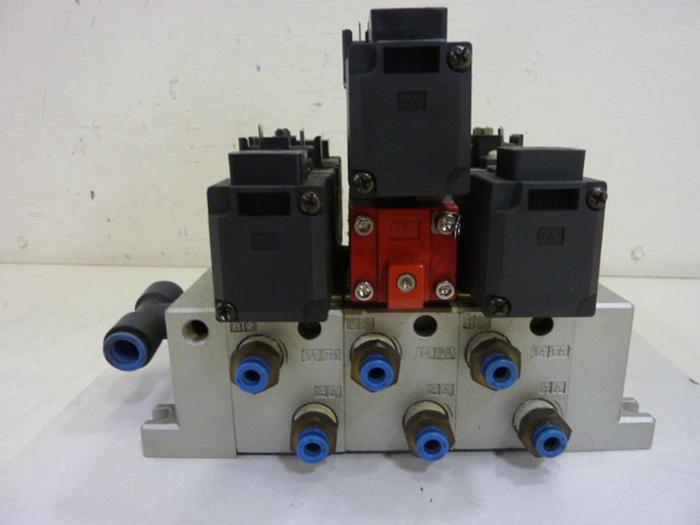 Used SMC Control Block w/ Valves VS7-6-FG-D-3Z #60111
