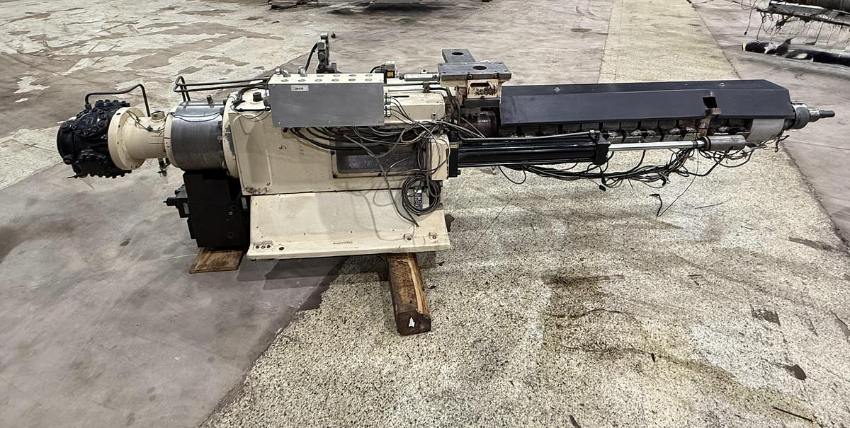 Used HUSKY 24 Oz Injection Unit XL300-24 / IU Used