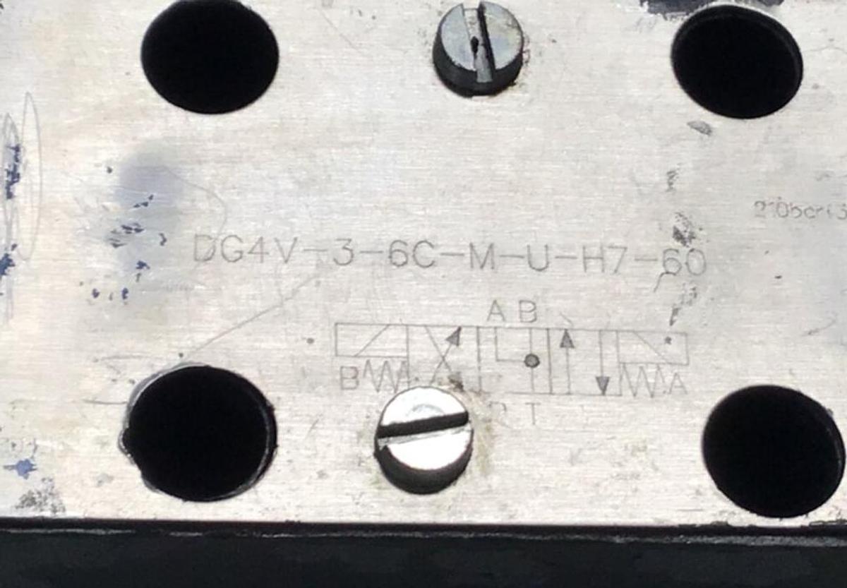 Used VICKERS Directional Valve DG4V-3-6C-M-U-H7-60 USED