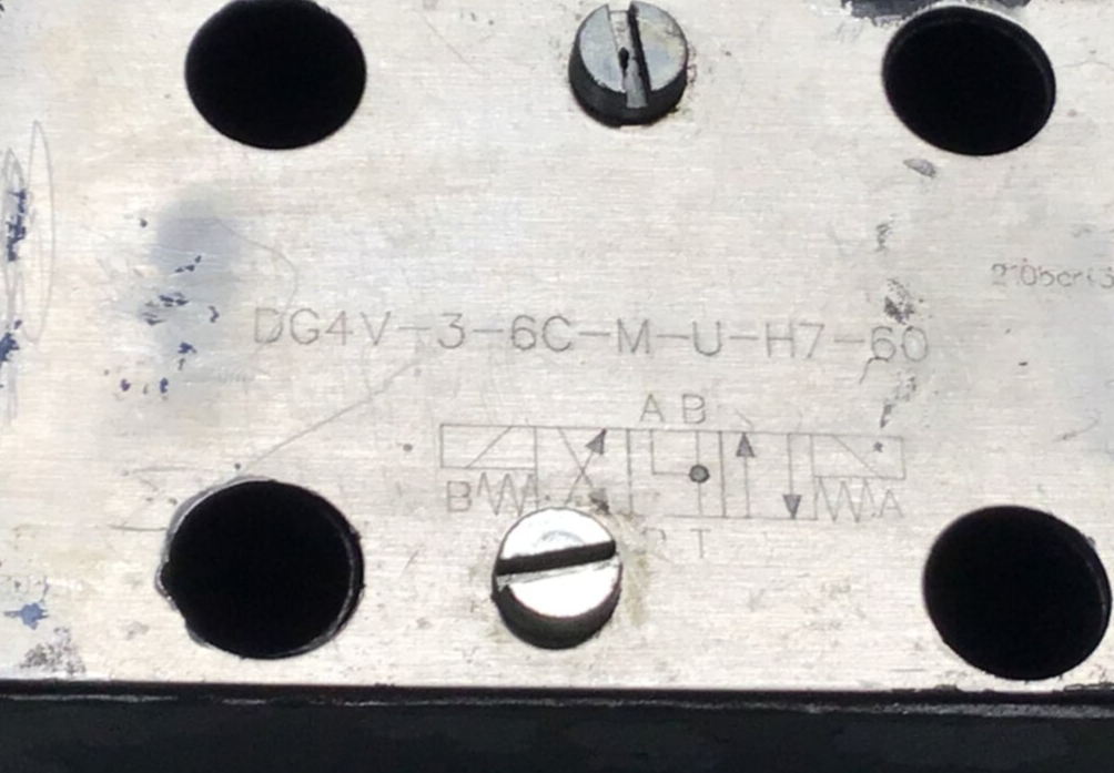 Used VICKERS Directional Valve DG4V-3-6C-M-U-H7-60 USED