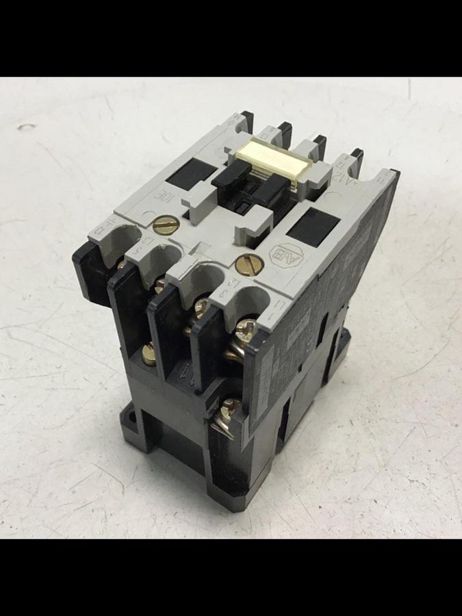 Used ALLEN BRADLEY Contactor 100-A12ND3 SER B Used