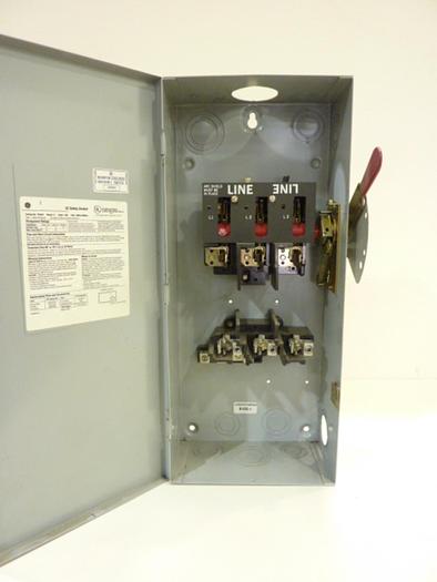 Used GENERAL ELECTRIC / GE 100 Amp Safety Disconnect Switch TG4323 #43080