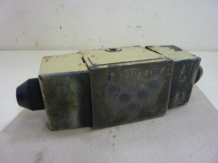 Used VICKERS Directional Valve C2119475DG4S4016CUB60 #58932